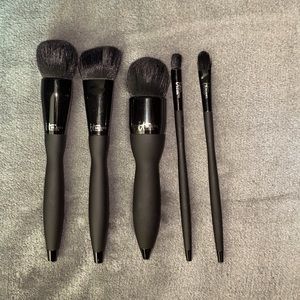 Set of five it cosmetics brushes